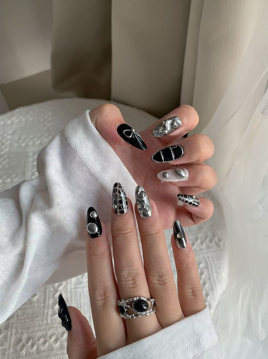 Monochrome Chaos