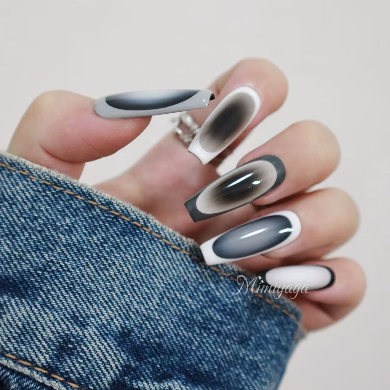 Monochrome Echo