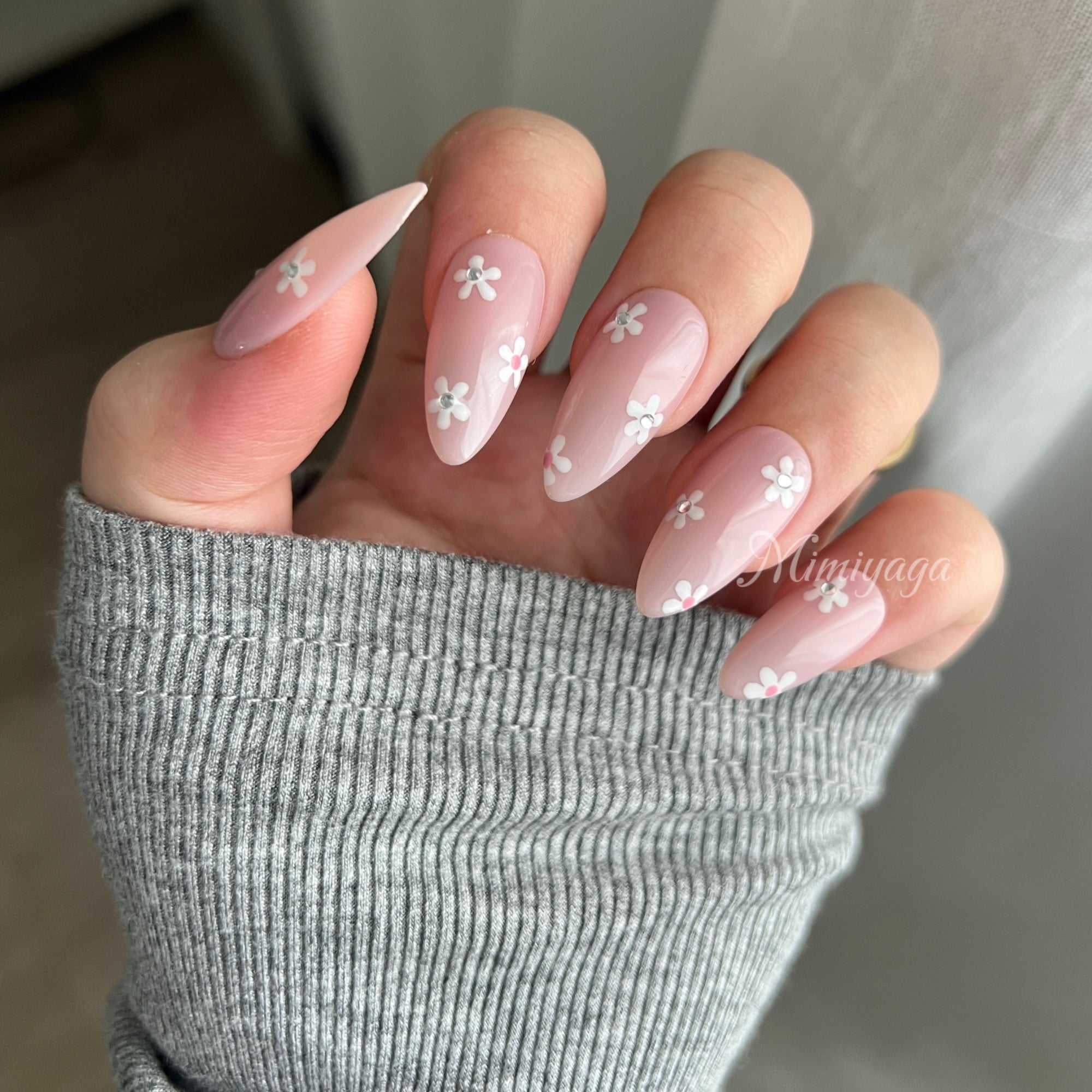 Soft Daisy Silence