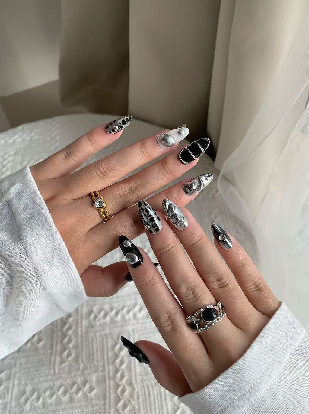 Monochrome Chaos